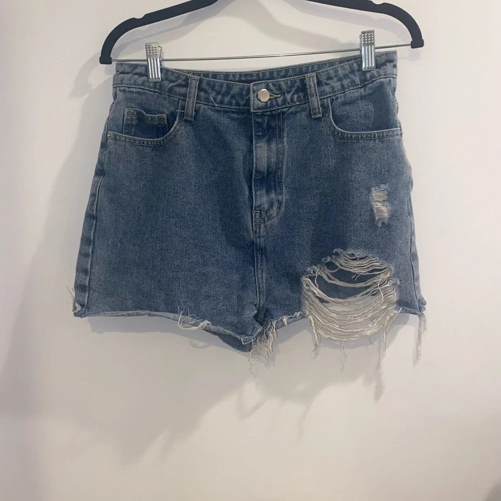 PrettyLittleThing Vintage Wash Ripped Denim Mom Shorts • Size 8